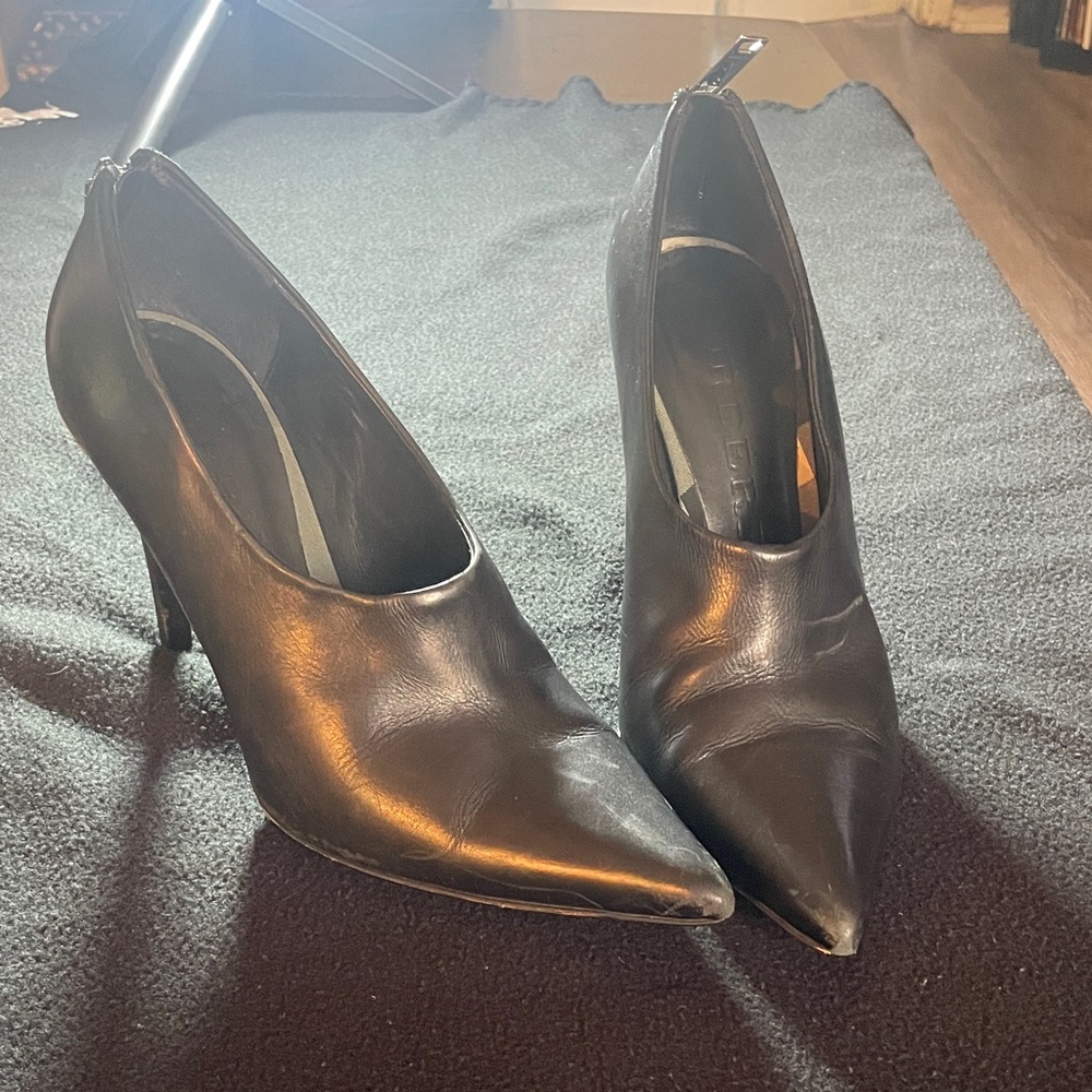Elegant Burberry Black Leather Heels size 8